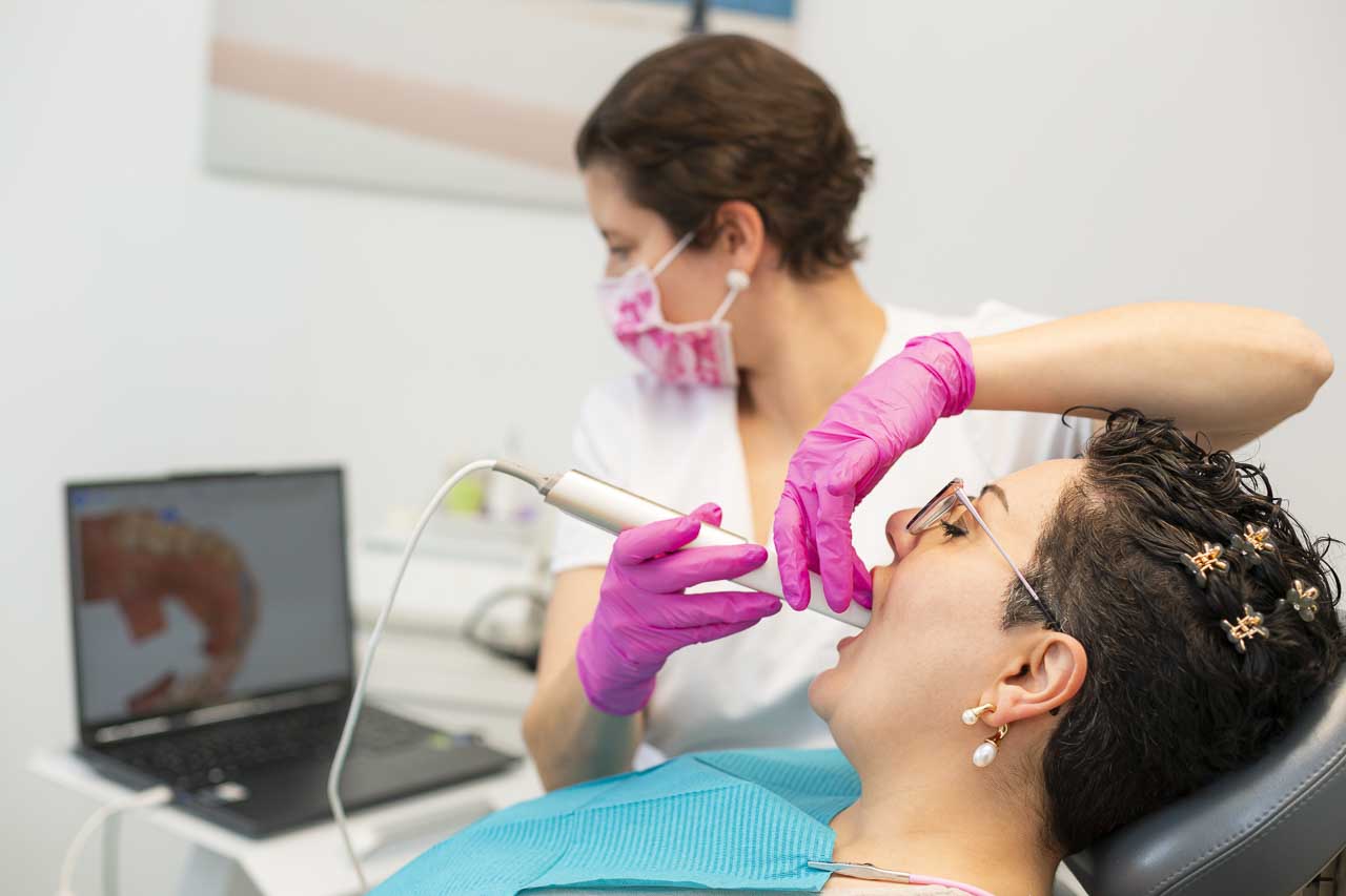 Live sehen was passiert beim digitalen Abdruck mit 3D-Scan mit dem Aoralscan 3 in unserer Zahnarztpraxis Herrmann in Frankfurt