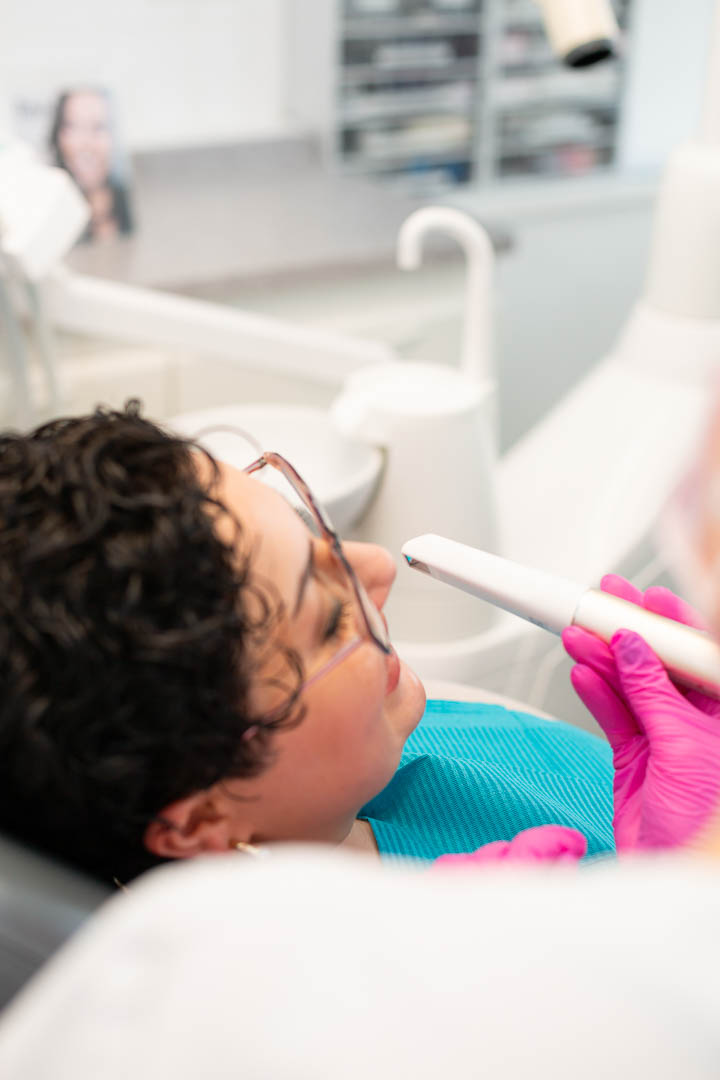 Digitaler Abdruck mit 3D-Scan mit dem Aoralscan 3 in unserer Zahnarztpraxis Herrmann in Frankfurt