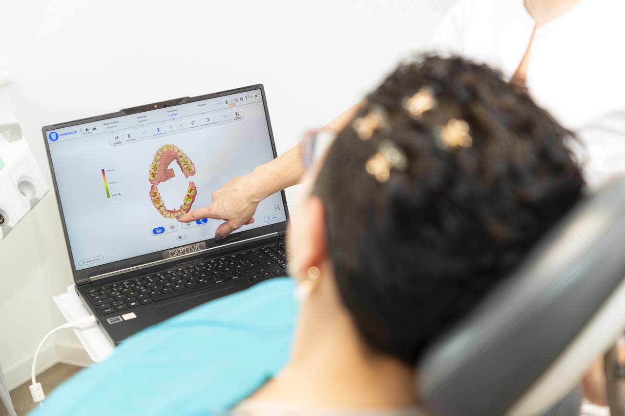 In Echtzeit sehen was passiert - beim digitalen Abdruck mit 3D-Scan mit dem Aoralscan 3 in unserer Zahnarztpraxis Herrmann in Frankfurt