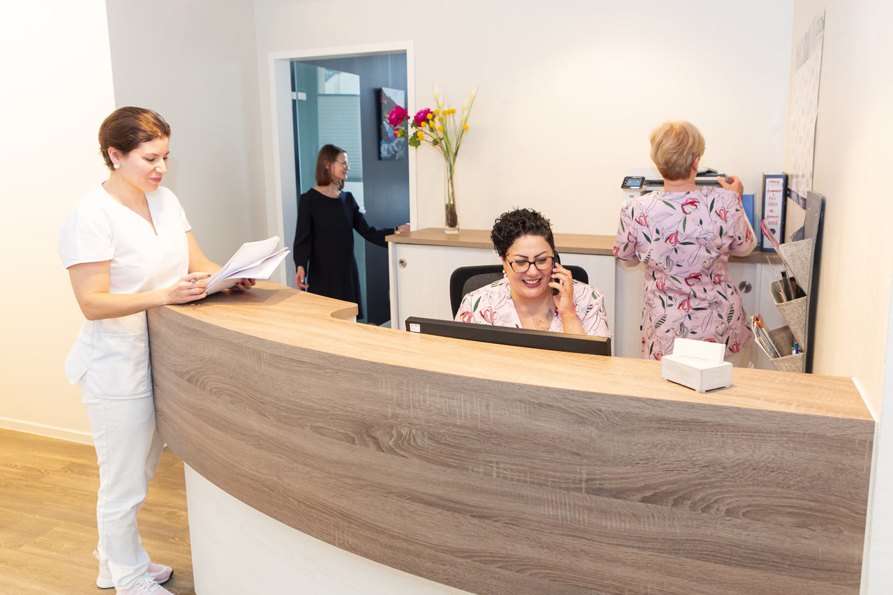 Das einfühlsame Team der Zahnarztpraxis Sarah Hermann in Frankfurt ist immer für sie da