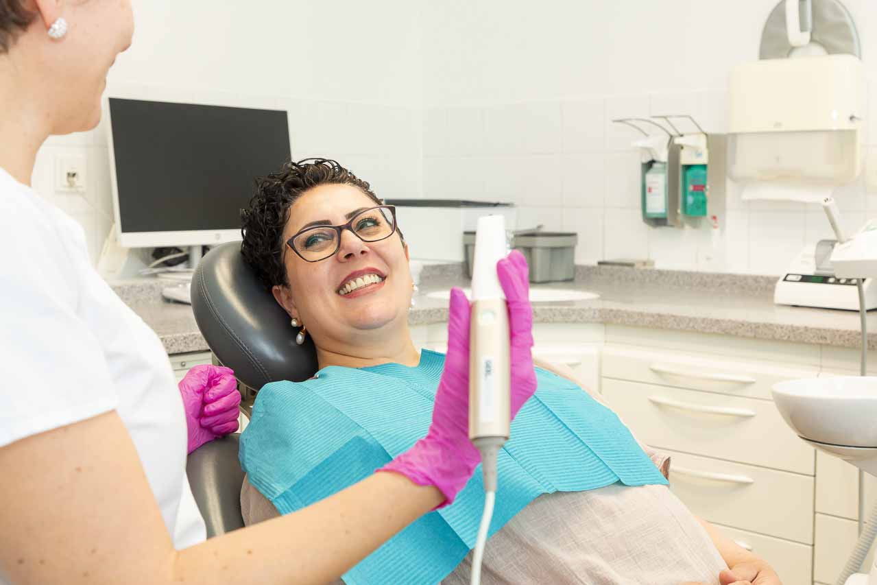 Einfühlam begleitet beim digitalen Abdruck mit 3D-Scan mit dem Aoralscan 3 in unserer Zahnarztpraxis Herrmann in Frankfurt